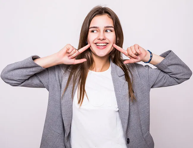 Düzenli Diş Bakımı Gülümsemenizi Daha Parlak Hale Getirir